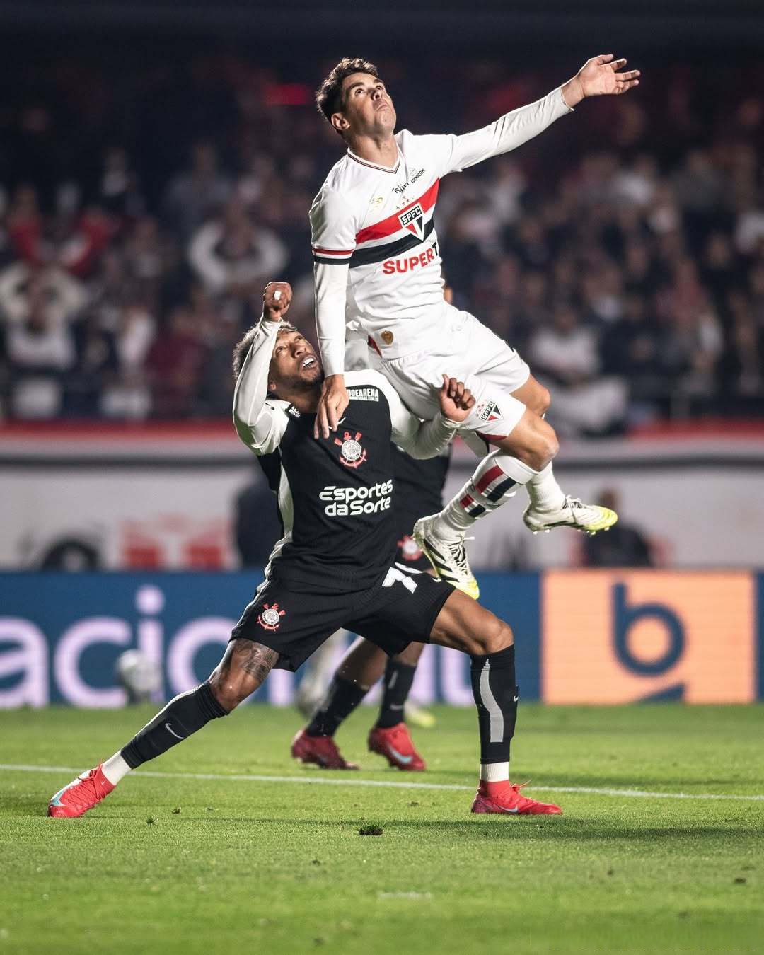 包含冲刺阶段欧冠焦点战，瓦伦西亚门线救险，悬念犹存，球队文化再被提及的词条